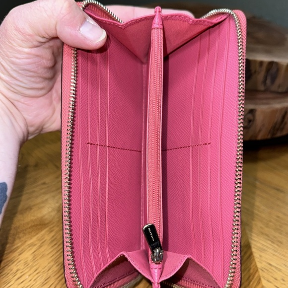 *HTF COLOR* COACH Signature Debossed Patent Leather Accordion Zip Wallet - Picture 10 of 16